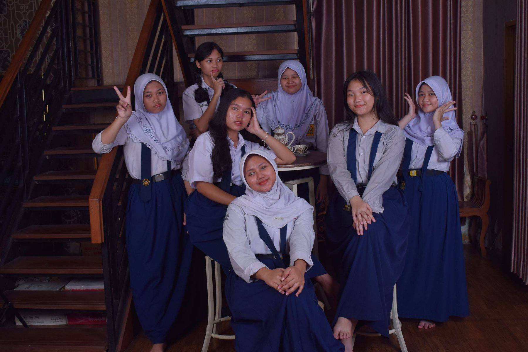 Sekelompok siswi berseragam putih-biru berfoto bersama